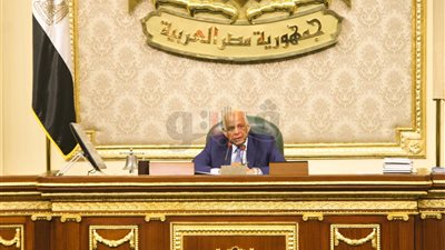علي عبد العال يفتتح جلسة البرلمان بعد تأخر ساعتين