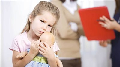 أعراض مرض التوحد عند الأطفال وطرق العلاج