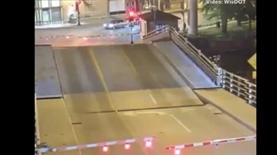 لحظة سقوط امرأة بدراجتها النارية بين بوابات جسر (فيديو)