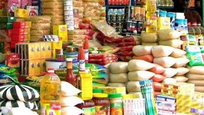 الحكومة تنفي وجود نقص أو زيادة أسعار السلع الأساسية