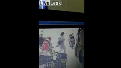 رجل يعتدي على طفلة بالضربة القاضية في الشارع (فيديو)