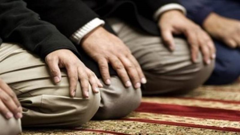 حكم سبق المأموم الإمام