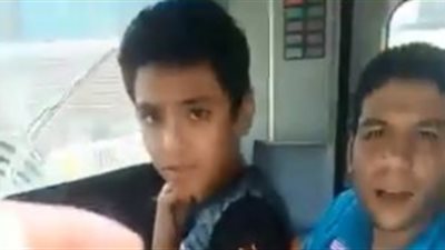 إهمال سائقي «مترو الأنفاق» يهدد حياة المواطنين.. سائق يصطحب نجله بكابينة القيادة.. آخر يتناول الشاي خارج القطار.. وركاب المرج يحررون محضرا لأحدهم.. و«تناول المخدرات» الأبرز