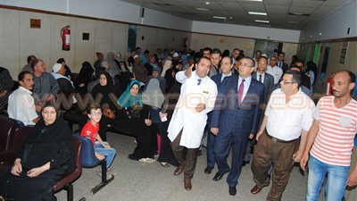 رئيس جامعة المنصورة يجتمع بقسم العيون لوضع إستراتيجية العمل