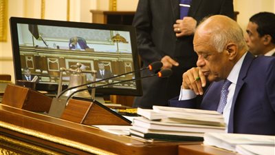 مشادة كلامية بالبرلمان بين نائبين بسبب «عبد العال»