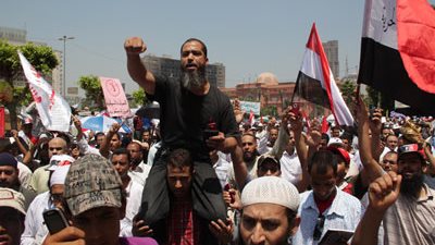 مسيرة السلفيين تتحرك تجاه مكتب القائم بأعمال السفير الإيرانى