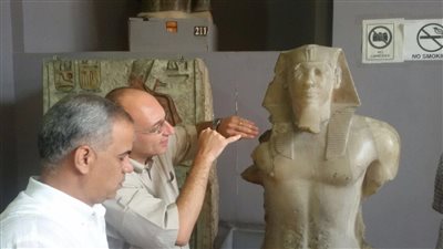 بالصور.. خطوات تغليف تمثال منكاورع لنقله إلى المتحف الكبير