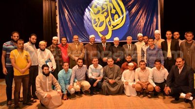 بالصور.. محافظ بورسعيد يهدي الفائزين بمسابقة القرآن 7 رحلات عمرة ومصيف
