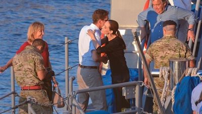بالصور.. إنجلينا جولي تتجول على سفينة حربية من أجل فيلمها مع براد بيت