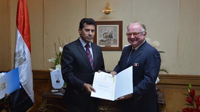 وزير الشباب والرياضة يكرم أبطال الرماية