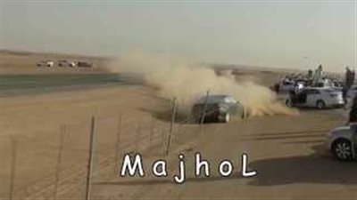 بالفيديو.. متسابق ينحرف بسيارته نحو «الجمهور»