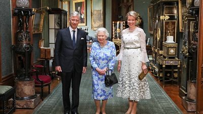 «كيد المجوهرات».. هل تعمدت ملكة بريطانيا إهانة ترامب؟ (صور)