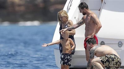 ميسي يقضي إجازته رفقة أسرته في جزيرة ايبيزا (صور)