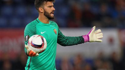 ميرور: صراع بين تشيلسي وليفربول لضم حارس روما