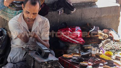 «رشدى» ماسح الأحذية.. بترت ذراعه اليمنى منذ 15 عامًا.. عمل على سيارة تابعة لإحدى الجهات الحكومية.. لم يفكر في التسول بالمترو.. يحلم بالحصول على سكن مناسب