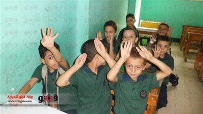 الإخوان يجبرون تلاميذ بالشرقية على رفع شارة رابعة