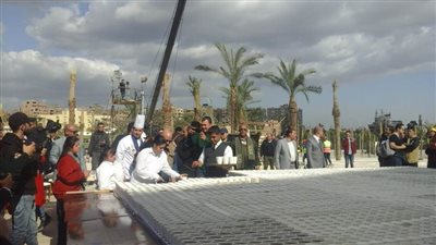 ذوو الهمم يضعون أكواب القهوة الختامية لرسم قناع توت عنخ آمون | فيديو وصور