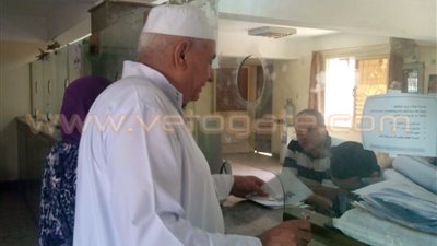بالصور والفيديو.. توافد المواطنين على مكاتب البريد لشراء شهادات القناة بالمنوفية
