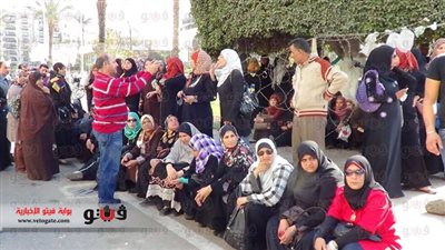 محافظ بورسعيد يحل مشكلة عمال مصنع قناة السويس للملابس