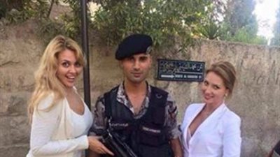 بالصورة.. حبس شرطي أردني التقط «سيلفى» مع روسيات أثناء العمل