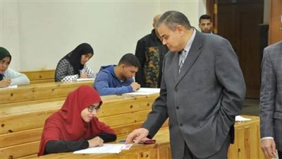 رئيس جامعة كفر الشيخ يتفقد سير الامتحانات ويؤكد على مراقبة اللجان بالكاميرات