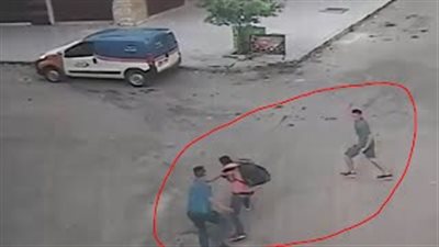 بالفيديو.. لحظة سرقة ثلاثة أشخاص لـ«شاب» في المغرب
