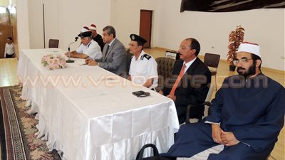 بالصور.. مدير أمن السويس يوزع جوازات سفر الحجاج