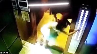 لحظة طيران طفلة مربوطة بحبل داخل مصعد (فيديو وصور)