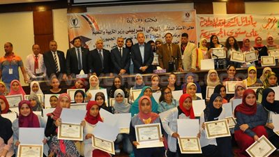 بالصور.. محافظ جنوب سيناء يلتقي أوائل الشهادة الإعدادية