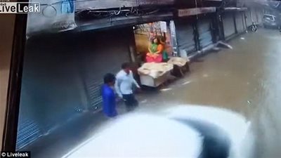 لحظة صعق رجل بالكهرباء وتخاذل المارة عن إنقاذه (فيديو وصور)