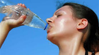 6 أشياء يجب اصطحابها عند الخروج في الشمس