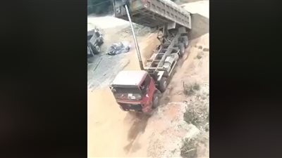 أبشع حوادث زيادة حمولة الشاحنات (فيديو)