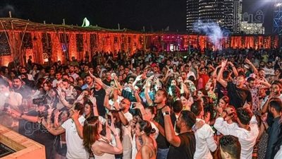 شاهد.. رقص وتفاعل الجمهور بحفل عمرو دياب في الساحل الشمالي