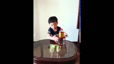 بالفيديو.. طفل يقدم أفضل خدعة سحرية