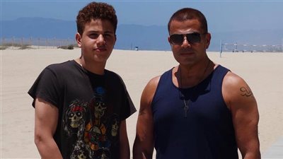عمرو دياب ينشر صورة تجمعه بابنه على «إنستجرام»