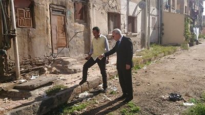 بالصور .. محافظ بورسعيد يوجه رئيس حي المناخ بحل مشاكل الصرف الصحي