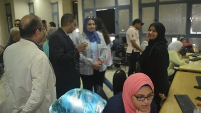 عميدة حاسبات عين شمس تتفقد معامل الكلية أثناء تسجيل الرغبات (صور)