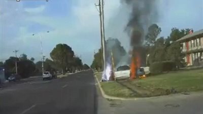 بالفيديو والصور.. انفجار سيارة مراهق مخمور بعد نومه وسط الطريق