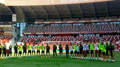 منتخب إسبانيا يقف دقيقة حدادا على ضحايا «رالي» السيارات