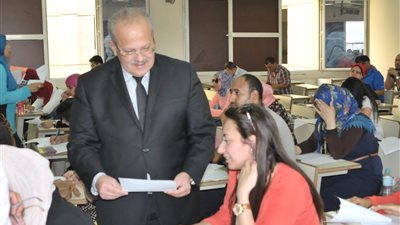 الخشت يتفقد سير امتحانات التعليم المفتوح بجامعة القاهرة (صور)