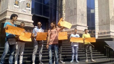 بالفيديو والصور.. طلاب الثانوية العامة يحتجون أمام «الصحفيين»