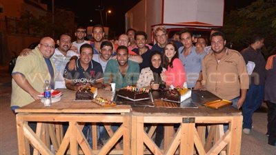 بالصور.. خالد النبوي يحتفل بعيد ميلاد مدير إنتاج «خطة بديلة»