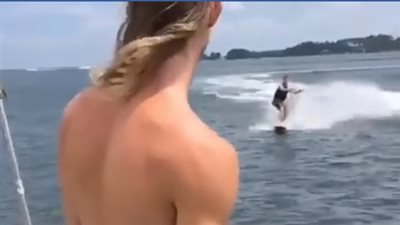 نهاية مروعة لشاب حاول التقاط زجاجة مياه غازية أثناء تزلجه (فيديو)