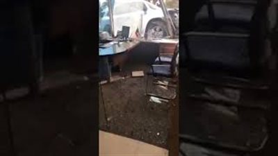 رجل يتعرض للإصابة بعد اقتحام بنك بسيارته في الكويت (فيديو)