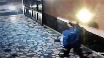 لحظة قتل ضابط شرطة لصين وإصابة آخر لمحاولتهم سرقته (فيديو)