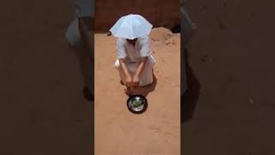 عمال يقلون البيض تحت أشعة الشمس في الجزائر (فيديو)