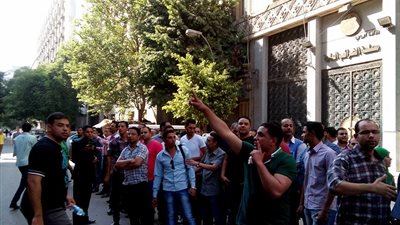بالصور .. بدء الوقفة الاحتجاجية لموظفي الضرائب بوسط القاهرة