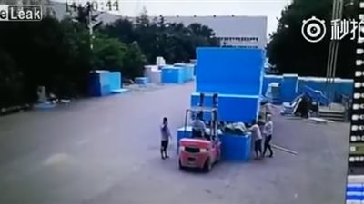 لحظة تعرض عامل لحادث مروع أثناء عمله (فيديو)