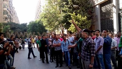 بالفيديو والصور.. مواطنون يهتفون باسم «السيسي» احتجاجا على تظاهرة موظفى الضرائب