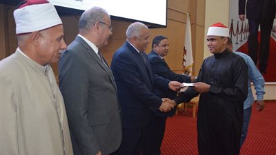 محافظ الوادي يكرم الأوائل والمتفوقين ويمنح معلمة 100 ألف جنيه (صور)